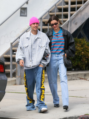 13.03 | Justin e Hailey Bieber em Los Angeles, Califórnia.
