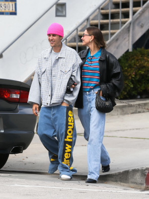 13.03 | Justin e Hailey Bieber em Los Angeles, Califórnia.