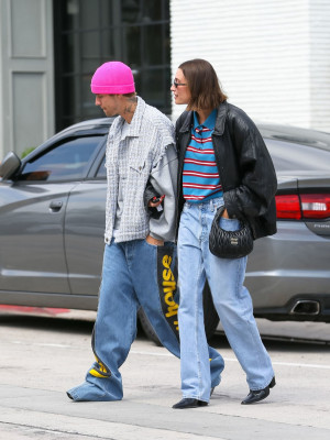 13.03 | Justin e Hailey Bieber em Los Angeles, Califórnia.