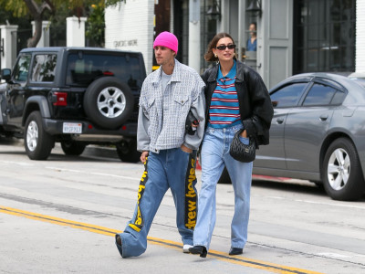 13.03 | Justin e Hailey Bieber em Los Angeles, Califórnia.