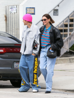 13.03 | Justin e Hailey Bieber em Los Angeles, Califórnia.