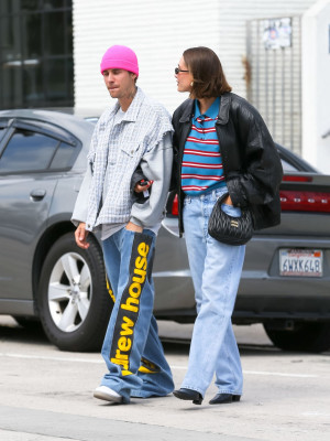 13.03 | Justin e Hailey Bieber em Los Angeles, Califórnia.