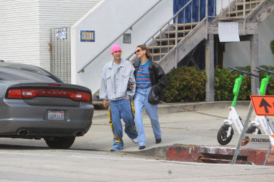 13.03 | Justin e Hailey Bieber em Los Angeles, Califórnia.