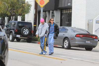 13.03 | Justin e Hailey Bieber em Los Angeles, Califórnia.