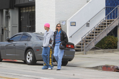13.03 | Justin e Hailey Bieber em Los Angeles, Califórnia.