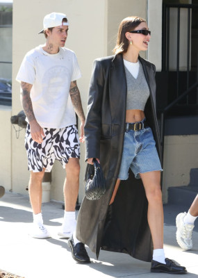 10.02 | Justin e Hailey Bieber com Justine Skye em Los Angeles, Califórnia.