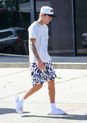 10.02 | Justin e Hailey Bieber com Justine Skye em Los Angeles, Califórnia.