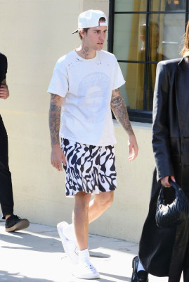 10.02 | Justin e Hailey Bieber com Justine Skye em Los Angeles, Califórnia.