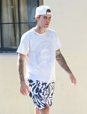 10.02 | Justin e Hailey Bieber com Justine Skye em Los Angeles, Califórnia.