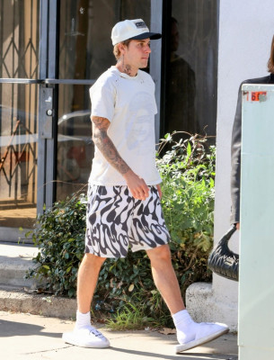 10.02 | Justin e Hailey Bieber com Justine Skye em Los Angeles, Califórnia.