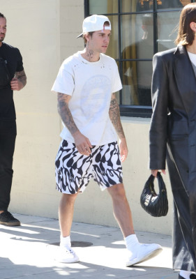 10.02 | Justin e Hailey Bieber com Justine Skye em Los Angeles, Califórnia.