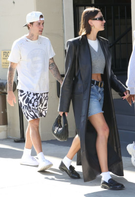 10.02 | Justin e Hailey Bieber com Justine Skye em Los Angeles, Califórnia.