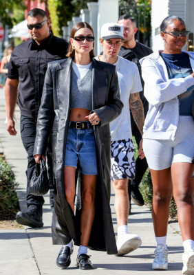 10.02 | Justin e Hailey Bieber com Justine Skye em Los Angeles, Califórnia.