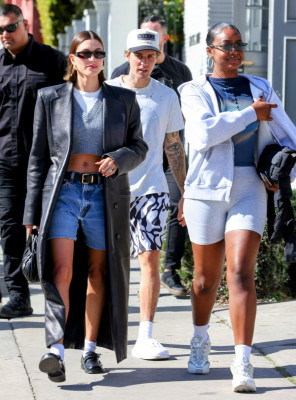 10.02 | Justin e Hailey Bieber com Justine Skye em Los Angeles, Califórnia.