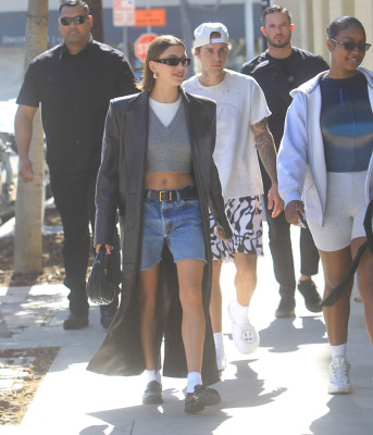 10.02 | Justin e Hailey Bieber com Justine Skye em Los Angeles, Califórnia.