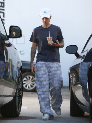 19.03 | Justin e Hailey Bieber em Los Angeles, Califórnia.