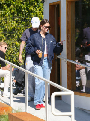 19.03 | Justin e Hailey Bieber em Los Angeles, Califórnia.