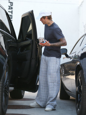 19.03 | Justin e Hailey Bieber em Los Angeles, Califórnia.