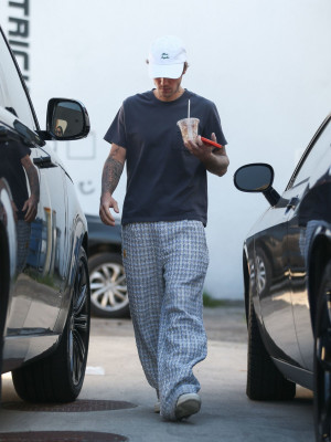 19.03 | Justin e Hailey Bieber em Los Angeles, Califórnia.