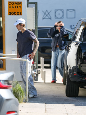 19.03 | Justin e Hailey Bieber em Los Angeles, Califórnia.