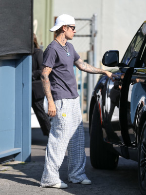 19.03 | Justin e Hailey Bieber em Los Angeles, Califórnia.