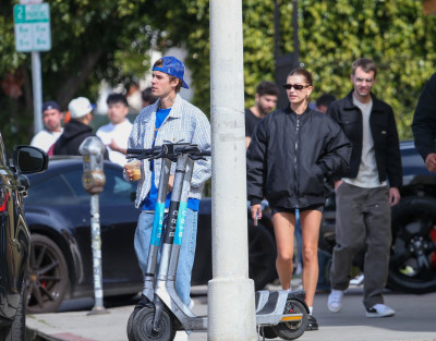 18.02 | Justin e Hailey Bieber em Los Angeles, Califórnia.