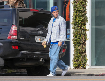 18.02 | Justin e Hailey Bieber em Los Angeles, Califórnia.