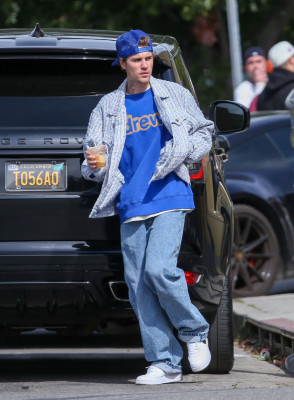 18.02 | Justin e Hailey Bieber em Los Angeles, Califórnia.