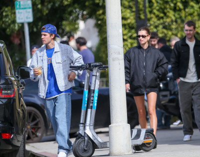 18.02 | Justin e Hailey Bieber em Los Angeles, Califórnia.