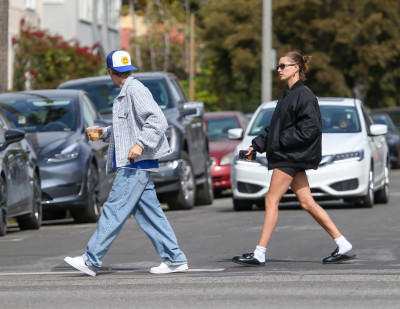 18.02 | Justin e Hailey Bieber em Los Angeles, Califórnia.