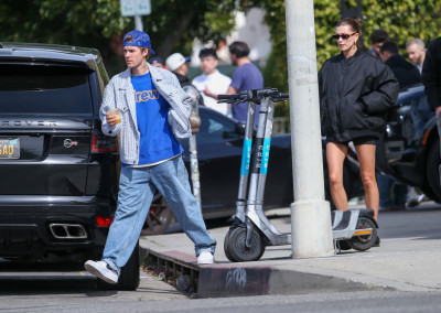 18.02 | Justin e Hailey Bieber em Los Angeles, Califórnia.