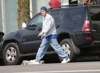 18.02 | Justin e Hailey Bieber em Los Angeles, Califórnia.
