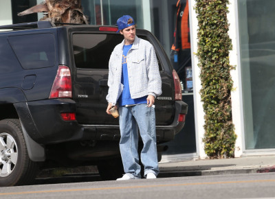 18.02 | Justin e Hailey Bieber em Los Angeles, Califórnia.