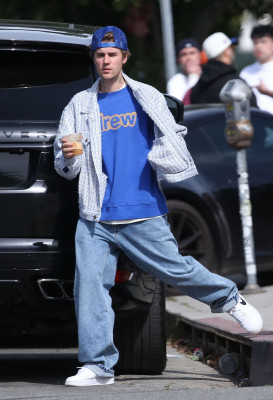 18.02 | Justin e Hailey Bieber em Los Angeles, Califórnia.