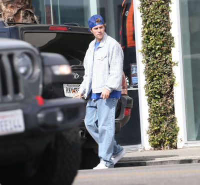 18.02 | Justin e Hailey Bieber em Los Angeles, Califórnia.