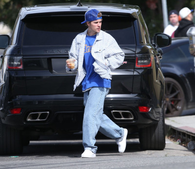 18.02 | Justin e Hailey Bieber em Los Angeles, Califórnia.