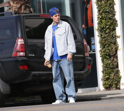 18.02 | Justin e Hailey Bieber em Los Angeles, Califórnia.