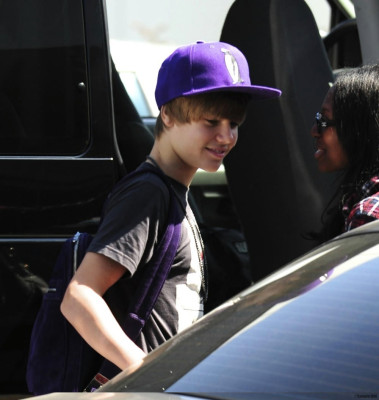 24.07 | Justin Bieber chegando no aeroporto LAX