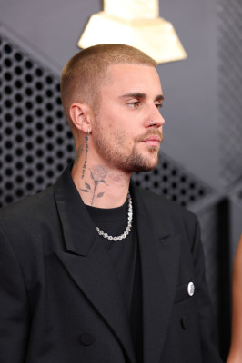 01.02 | Justin Bieber e Hailey Bieber no redcarpet da 68ª edição do Grammy Awards em Los Angeles