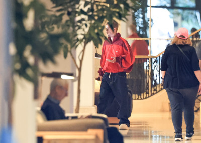 30.09 | Justin Bieber foi visto no The Maybourne em Beverly Hills, Califórnia.