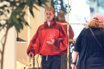 30.09 | Justin Bieber foi visto no The Maybourne em Beverly Hills, Califórnia.