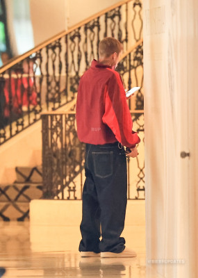 30.09 | Justin Bieber foi visto no The Maybourne em Beverly Hills, Califórnia.