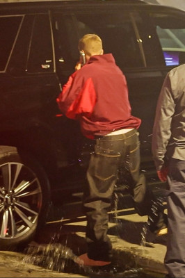 30.09 | Justin Bieber chegando à igreja em Beverly Hills, CA.