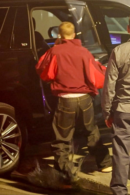 30.09 | Justin Bieber chegando à igreja em Beverly Hills, CA.