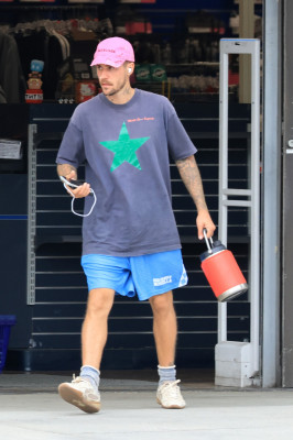 10.10 | Justin Bieber fazendo uma trilha e caminhando por Studio City, Califórnia.