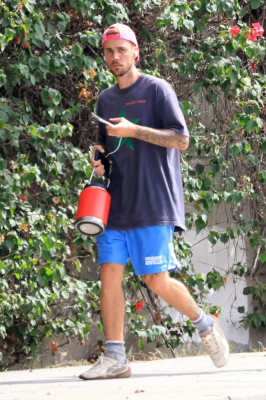 10.10 | Justin Bieber fazendo uma trilha e caminhando por Studio City, Califórnia.