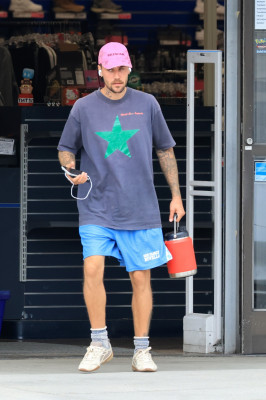 10.10 | Justin Bieber fazendo uma trilha e caminhando por Studio City, Califórnia.