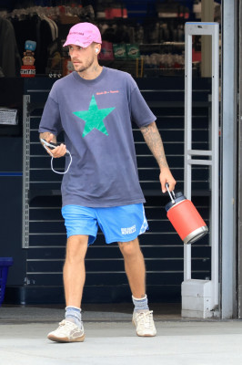 10.10 | Justin Bieber fazendo uma trilha e caminhando por Studio City, Califórnia.