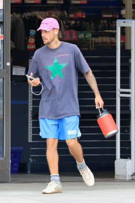 10.10 | Justin Bieber fazendo uma trilha e caminhando por Studio City, Califórnia.
