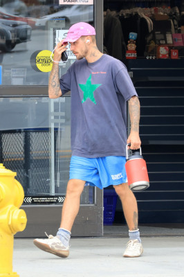 10.10 | Justin Bieber fazendo uma trilha e caminhando por Studio City, Califórnia.